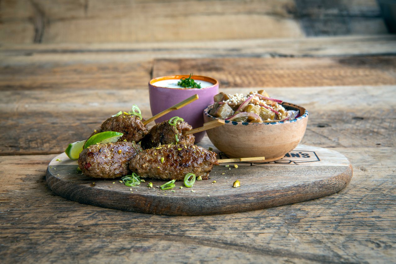 Brochette turque au Ras el Hanout avec aubergine dans une vinaigrette aux épices et une sauce Yaourt frais – - Recette