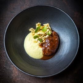 Joues de porc « Brasvar », chou fleur, croustillant de couenne de porc