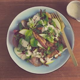 Warm spek, gerookte rode ui en babyspinazie salade met ahornsiroop