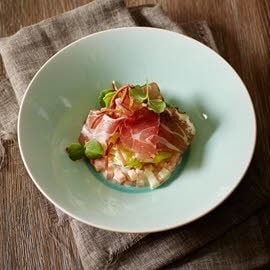 Coppa de sanglier et sa potée, laitue et saucisse fumée croquante