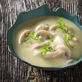 La soupe windsor avec  du poulet et des champignons