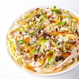 Wok van aziatische pesto en rundvlees