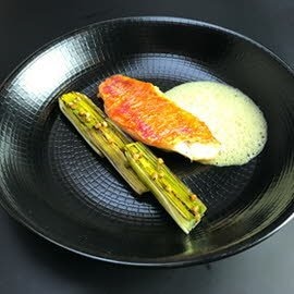 Zeebarbeel, jonge prei, kokos