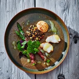 Lotte aux lentilles, asperges poêlées et hollandaise piquante