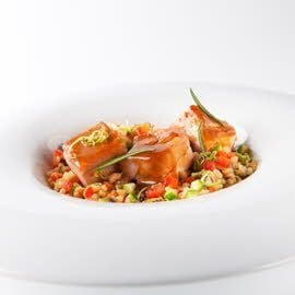 Épaule d'agneau confite avec couscous et jus de poulet