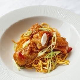 Boulettes de poulet aigre-doux avec nouilles