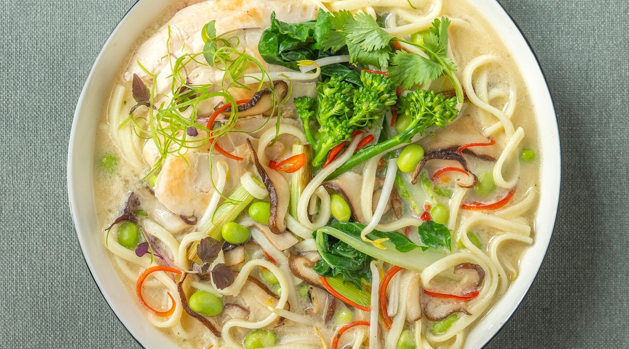 Soupe-repas Tom Kha Kai au poulet et aux nouilles – - Recette