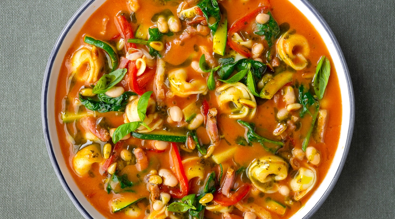 Tomatensoep met tortellini en courgette – - Recept 