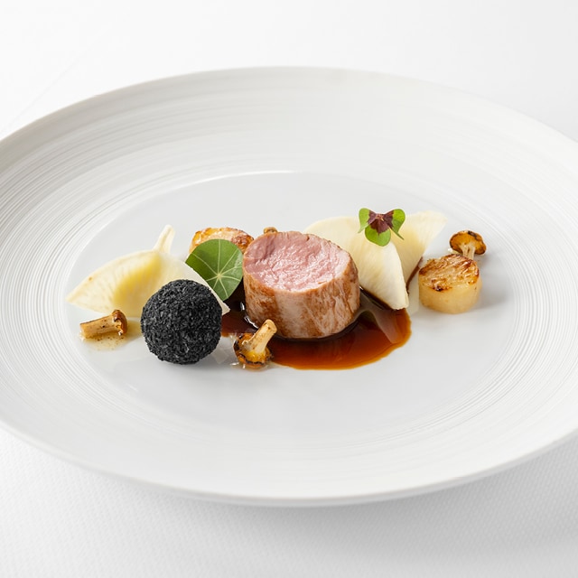 Filet pur, ravioli au céleri et sauce aux champignons