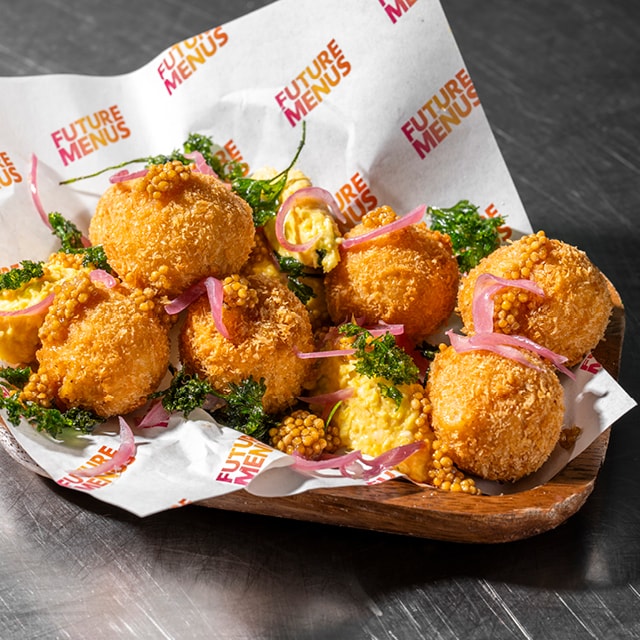 Croquettes de poulet avec purée de maïs et oignons rouges aigre-doux