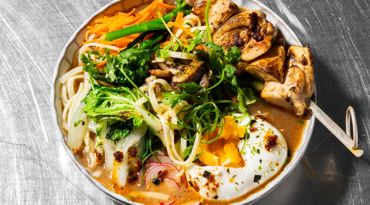 Brochette de poulet avec ramen et légumes croquants – - Recette