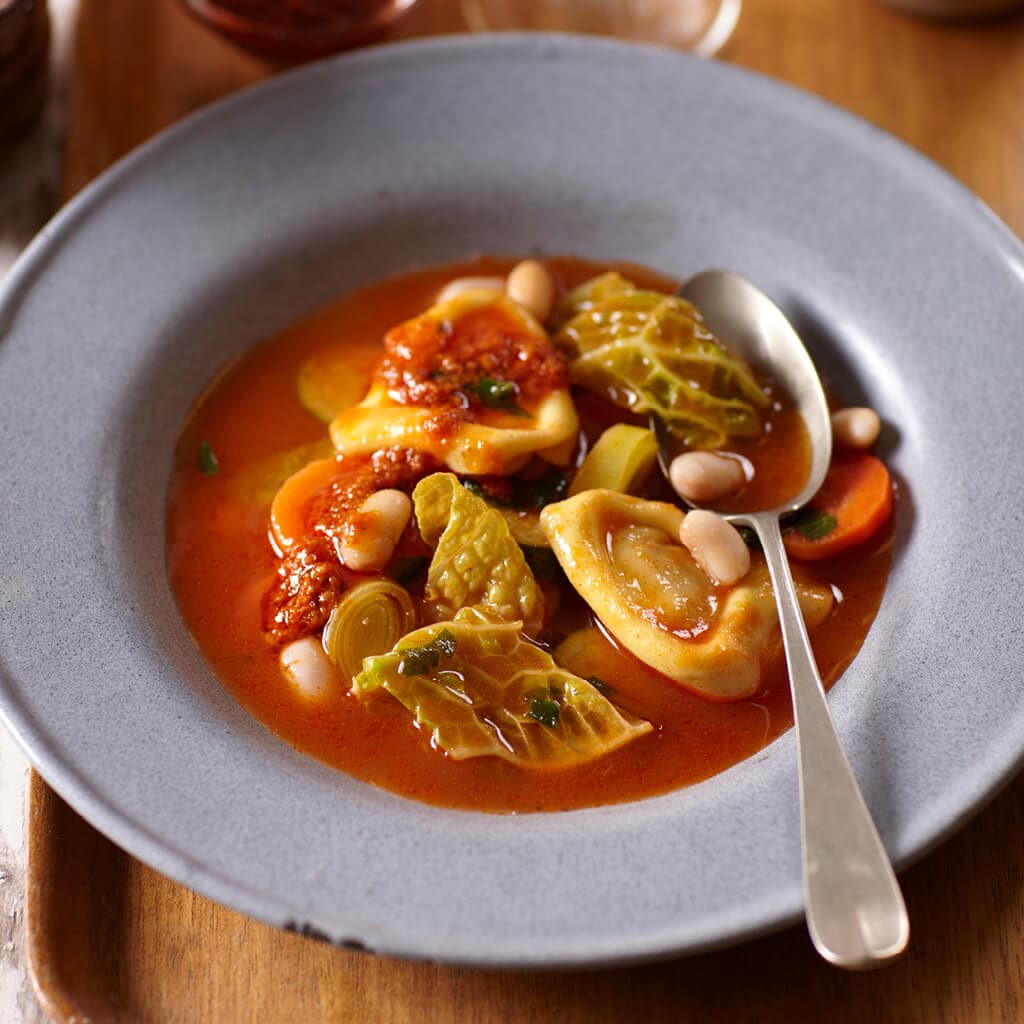 Minestronesoep met tortellini en rode pesto