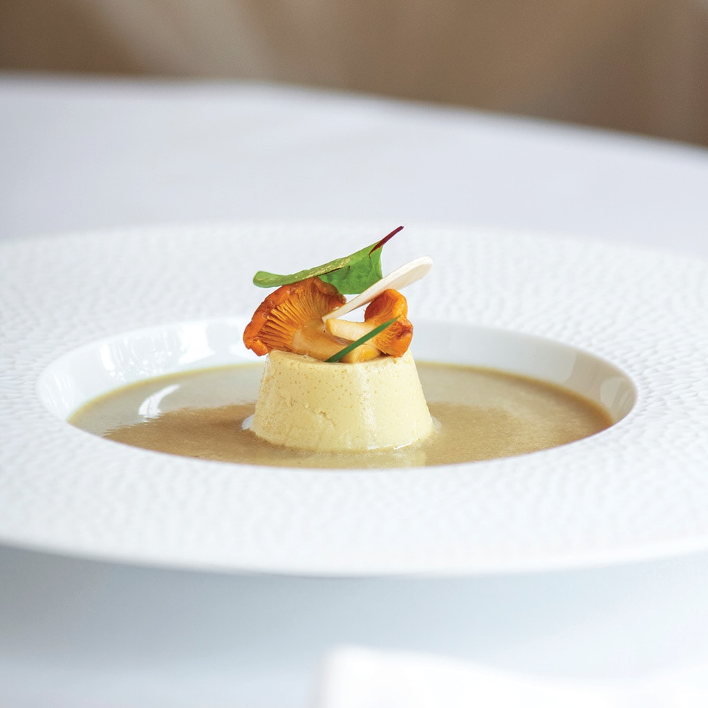 Flan de foie gras d'oie dans un velouté de champignons