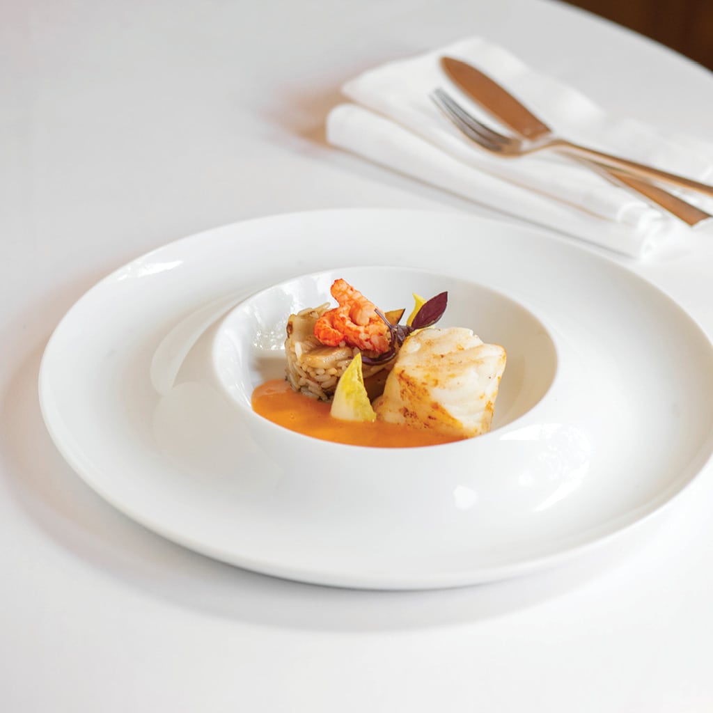 Lotte rôtie, sauce Nantua et riz à la truffe et chicons confits