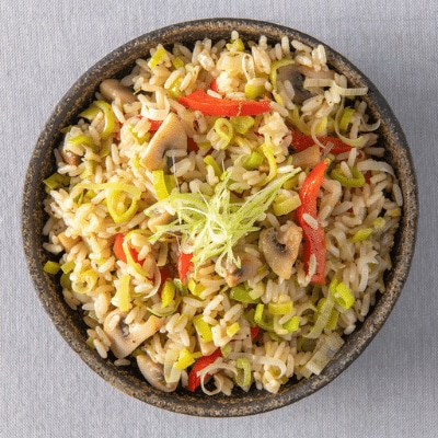 Rijst met prei, paprika en champignons