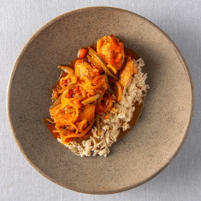 Ragoût de poulet aux tomates et aux poivrons