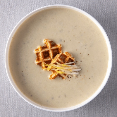 Romige witloofsoep met tijm en hamwafeltjes