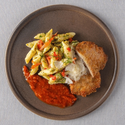 Gepaneerd varkenslapje, tomaten-basilicum, penne en broccolipesto