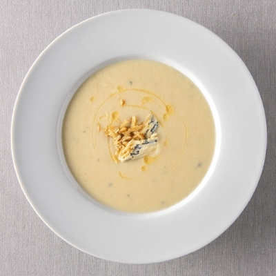 Velouté de céleri rave aux noix et au fromage bleu