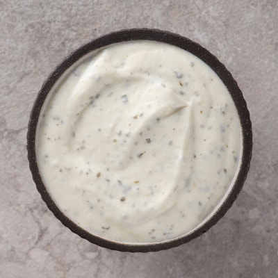 Yoghurtdip met pesto