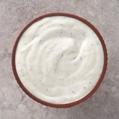 yoghurt-mayonaisedip met mierikswortel en dille