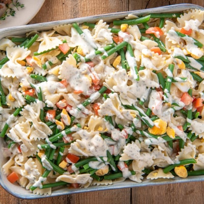 Vlinderpastasalade met groene boontjes en een pesto-caesardressing