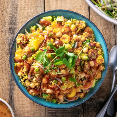 Tabouleh met kikkererwten, komkommer, en een basilicumvinaigrette