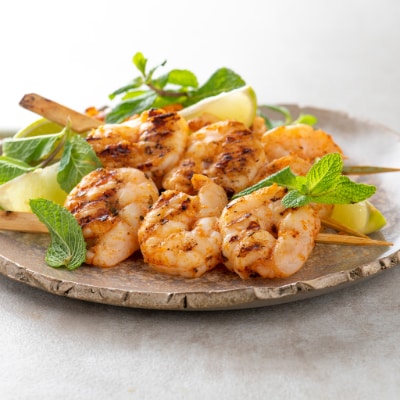 Brochettes van gemarineerde scampi's