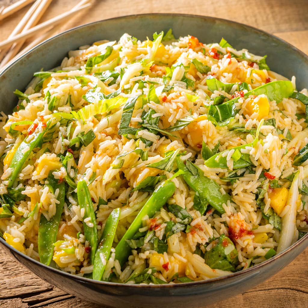 Salade de riz fraîche agrémentée de mangue, de pois gourmands, de chou chinois et de vinaigrette aux agrumes
