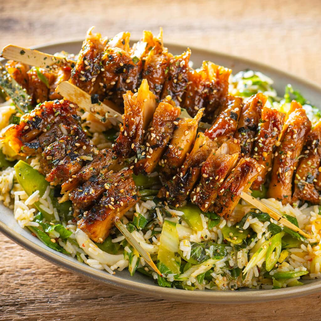 Frisse rijstsalade met NoChicken Chunks spiesjes