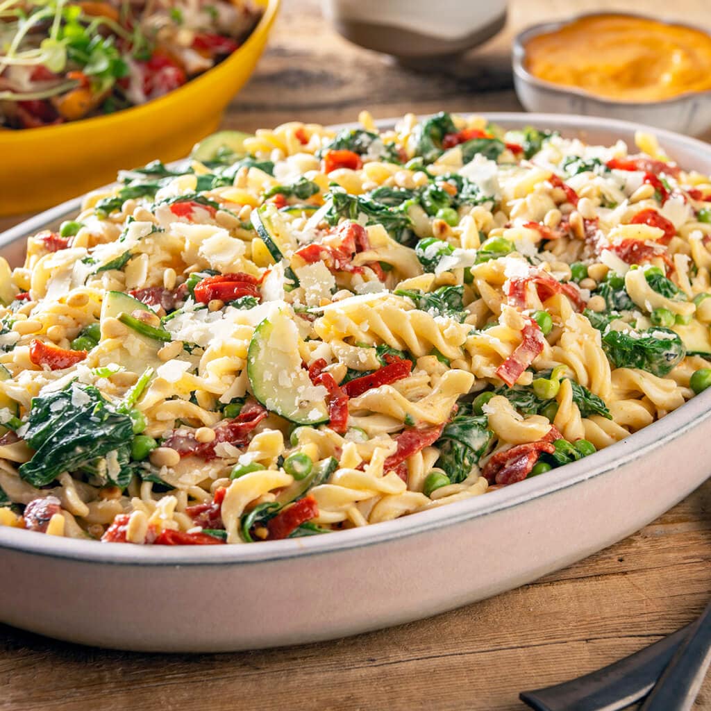 Italiaanse pastasalade met spinazie, courgette en caesar-rode pestodressing