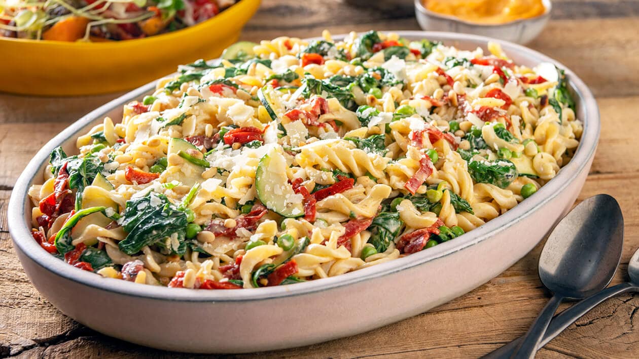 Italiaanse pastasalade met spinazie, courgette en caesar-rode pestodressing – - Recept 