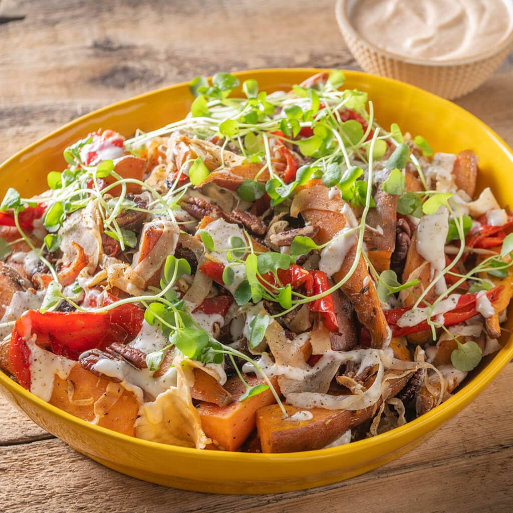 Salade portugaise de patates douces agrémentée de poivrons et d'un dressing au yaourt