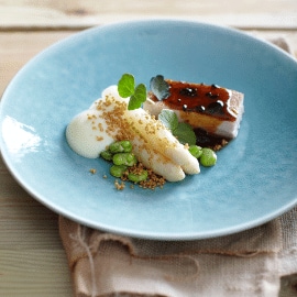 Cochon de lait croustillant, sauce à l'ail noir asperges et vadouvan