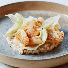 Parelgortrisotto met gebakken asperges, bloemkool en ham