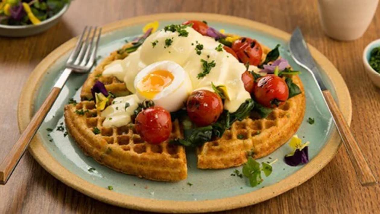 Bloemkoolwafel met spinazie, tomaatjes en zachtgekookt ei – - Recept 