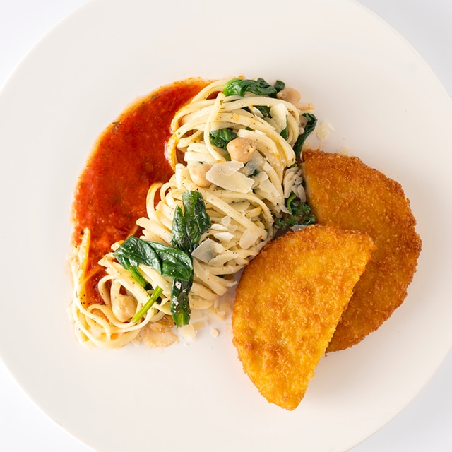 Krokante The Vegetarian Butcher™ Crispy NoChicken Burger met pasta en tomatensaus