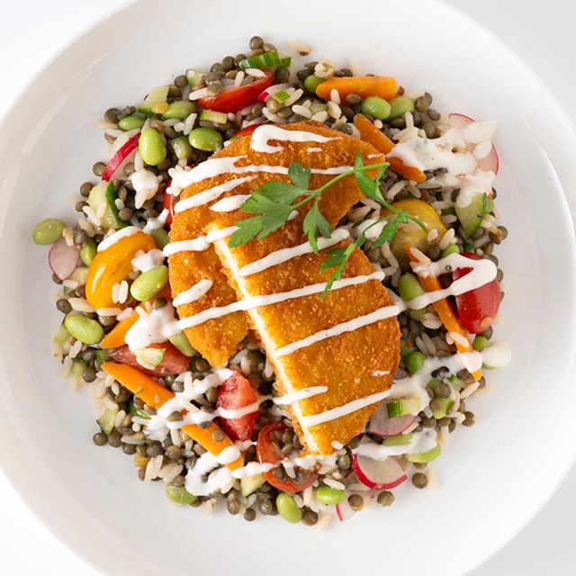 Crispy NoChicken Burger, salade de lentilles orientale et sauce dip au yaourt