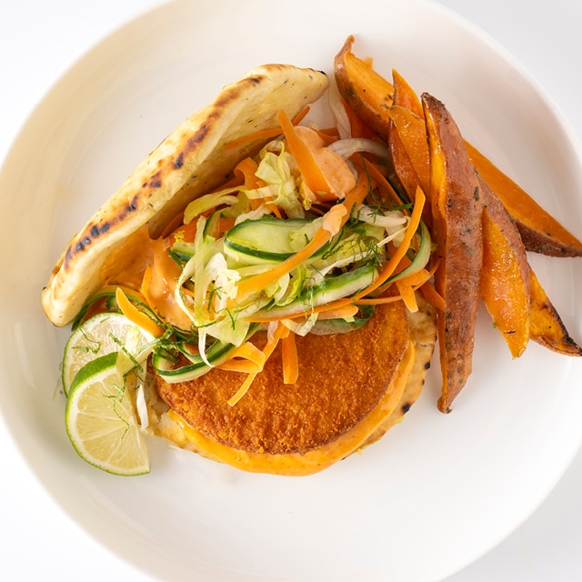 NoChicken Burger à l’orientale, patates douces et salade multicolore