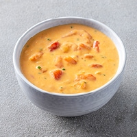 Sauce crémeuse aux crustacés avec crevettes roses et poireaux