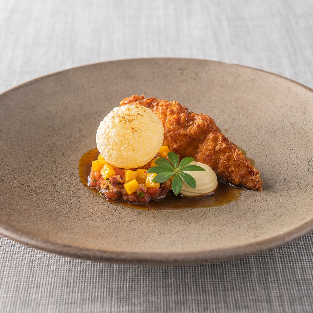 Pintade accompagnée de sauce Raïta indienne et d’une brunoise de légumes