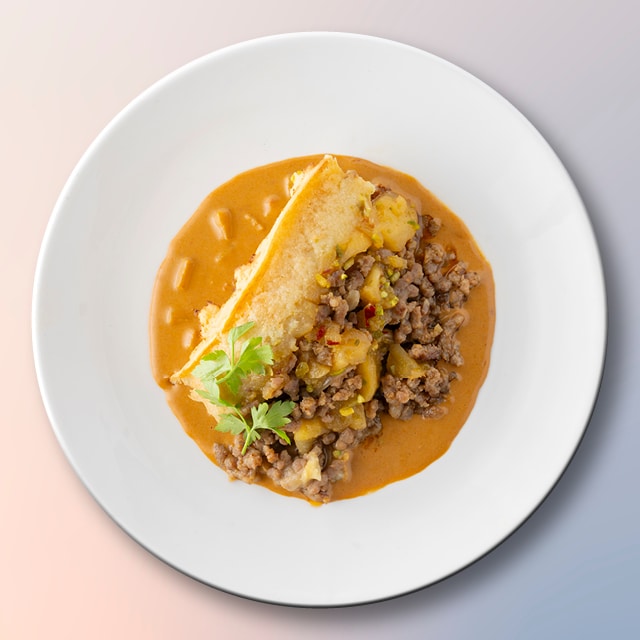 Hete bliksem à la viande hachée, compote de pommes, purée et sauce hollandaise revisitée au curry