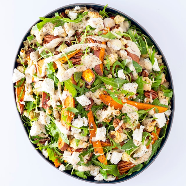 Zoeteaardappelsalade met bloemkool, feta en honing-mosterddressing