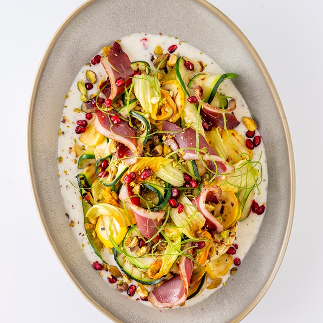 Salade de courgettes au magret de canard, mayonnaise au yaourt et au thym