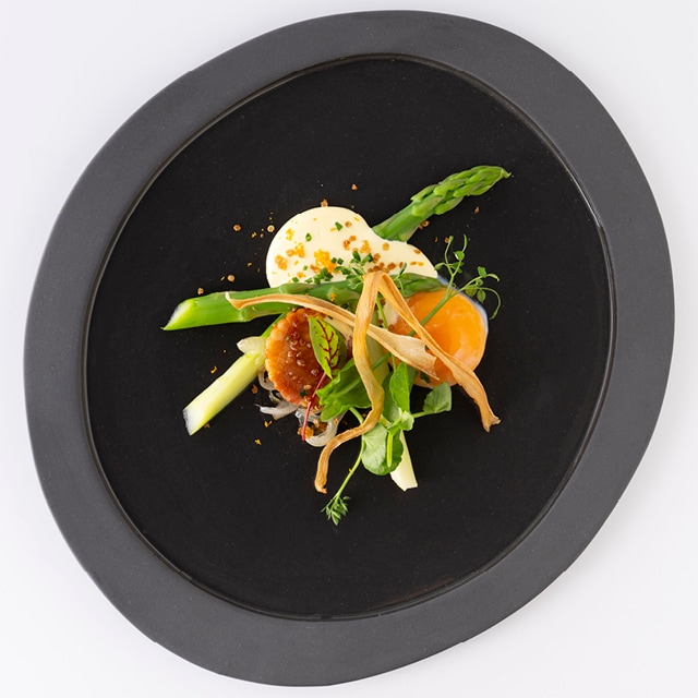 Lard de poitrine et asperges vertes à la sauce maltaise