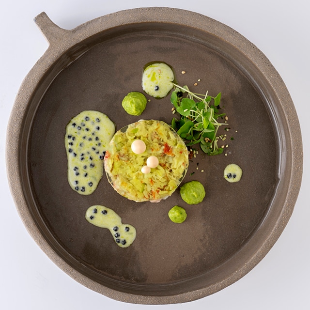 Frisse koningskrabrollade met gerookte haringeitjes en paling