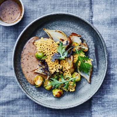 Choux de Bruxelles et topinambour, tapenade de fromage et de truffe
