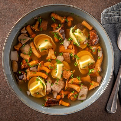 Bouillon aux champignons des bois, tortellini et madère