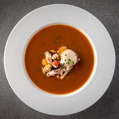 Bisque de homard avec mousse de fruits de mer et de homard