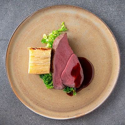 Rôti de chevreuil sauce au sureau, pommes de terre, céleri-rave